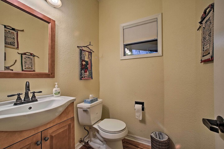 Lakefront Retreat w / Dock & Beach: 2 Miles to Golf