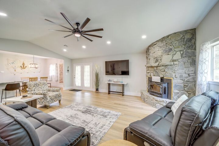 Walk to Lake Parks & Dining: Eufala Family Home!