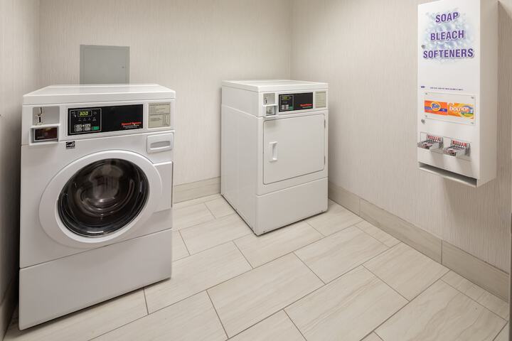 Holiday Inn Express & Suites Bradley Airport by IHG