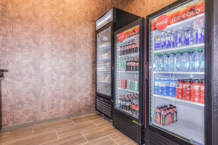 Cobblestone Hotel & Suites - Waukesha / West Milwaukee