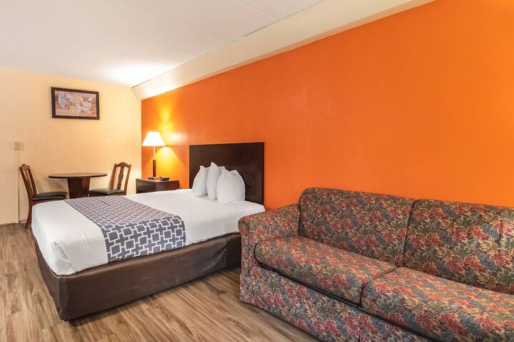 Econo Lodge Inn & Suites Windsor Locks Bradley Airport