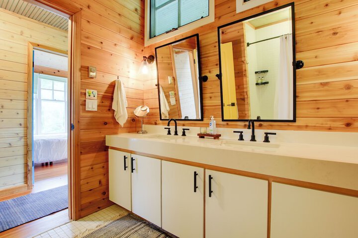 Serene Washington Island Getaway w / Private Beach!