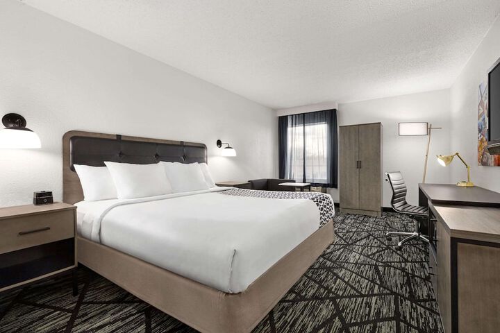 La Quinta Inn & Suites by Wyndham Cleveland Airport West