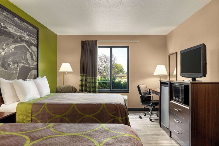 Super 8 by Wyndham Germantown / Milwaukee
