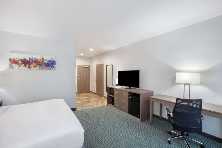 Room 27 of 38