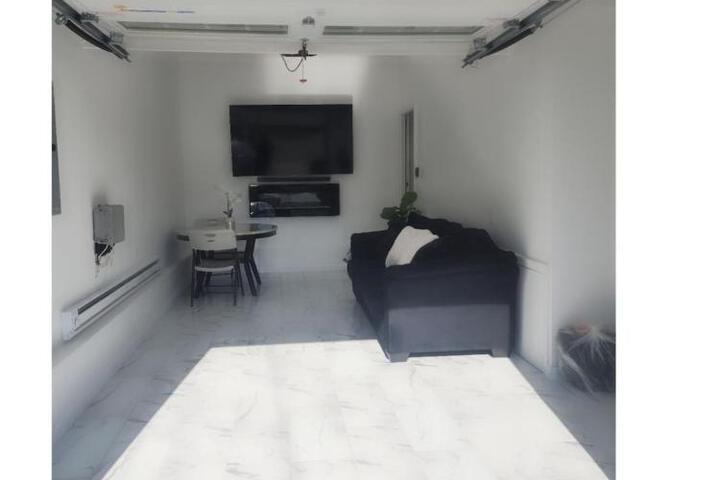Baldwin NY 1 Bedroom Apartment Queen Size Bed