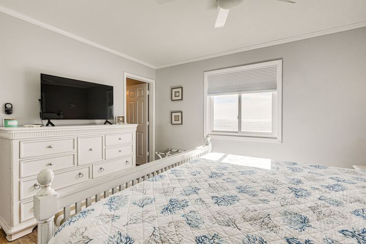 Ocean Isle Beach Condo w / Balcony: Steps to Shore!