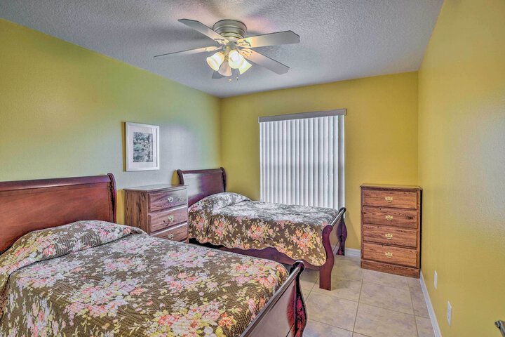 Cozy Coastal Retreat w / Grill 5 Mi to Beach