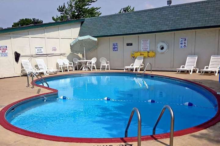 Pool 4 of 7