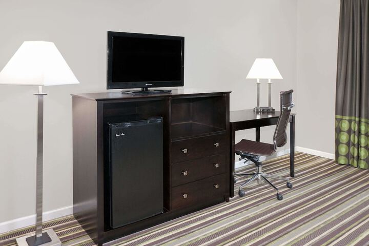 Super 8 by Wyndham Morton Grove / Chicago