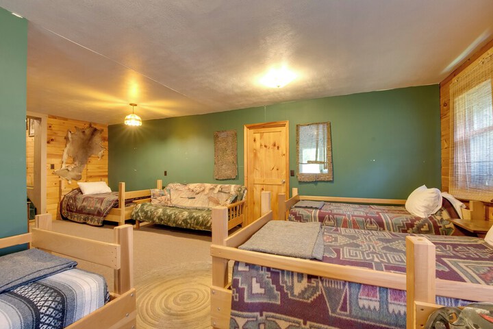 Handcrafted Log Cabin in Candor: Group Getaway!