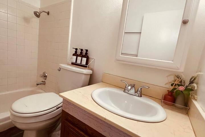 Charming 3BR Retreat near Disneyland Downtown LA!