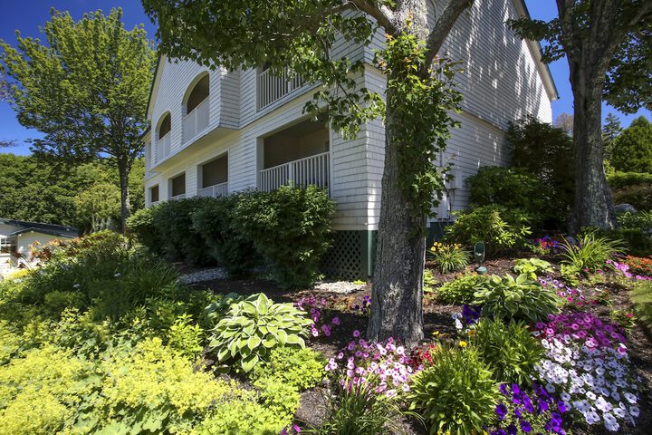 Spruce Point Inn