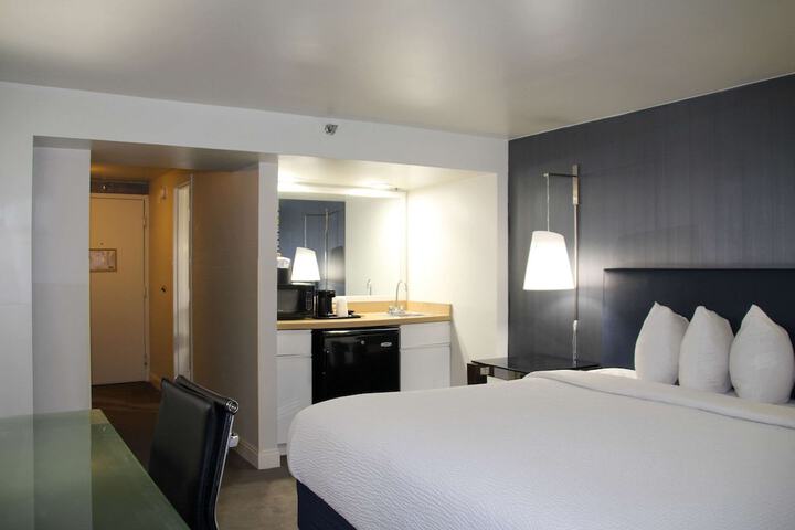 Room 27 of 69