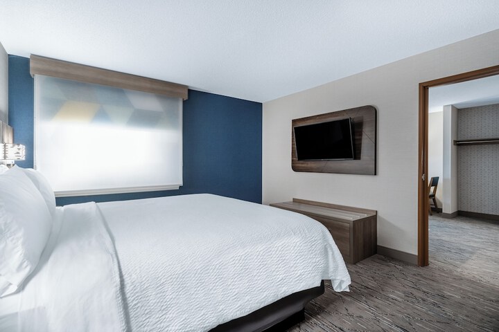 Holiday Inn Express & Suites Vadnais Heights by IHG