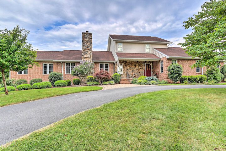 Charles Town Home w / Private Pool & Hot Tub
