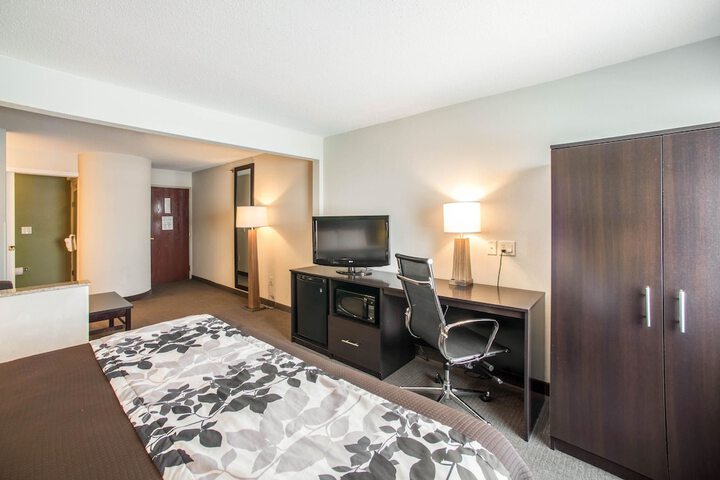 Room 11 of 38