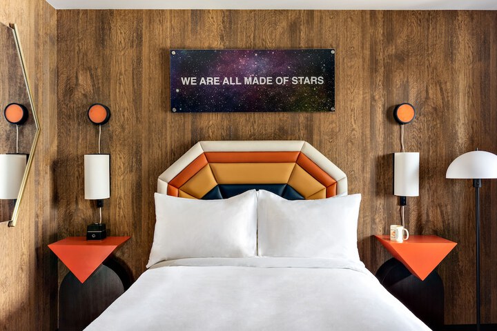 Room 25 of 37