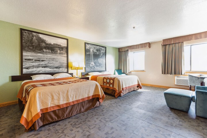 Super 8 by Wyndham Uniontown PA