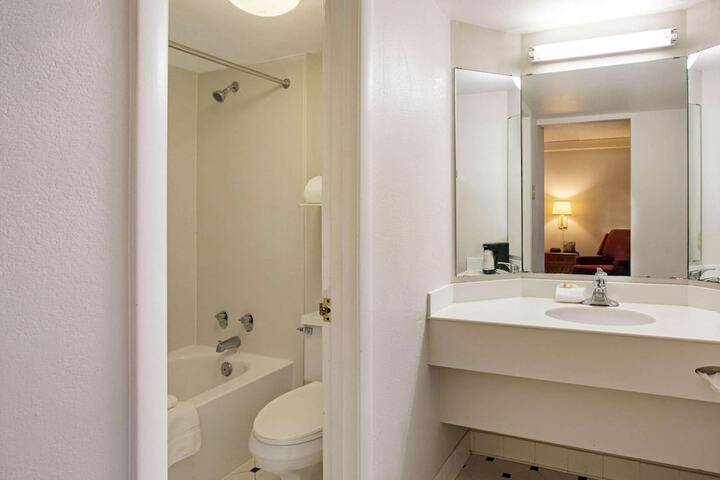 Room 16 of 32
