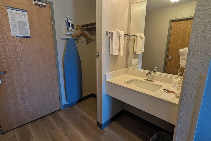 Days Inn & Suites by Wyndham Castle Rock