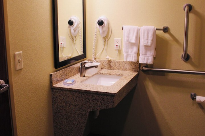 Cobblestone Hotel & Suites – Devils Lake