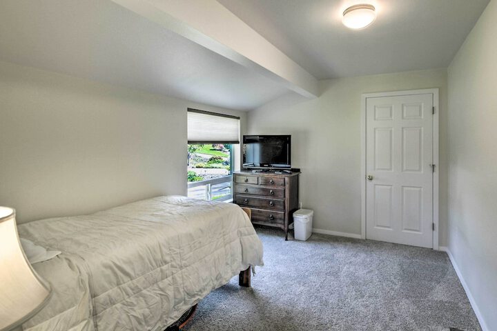 Spacious Family Home on Golf Course: Hike & Bike!