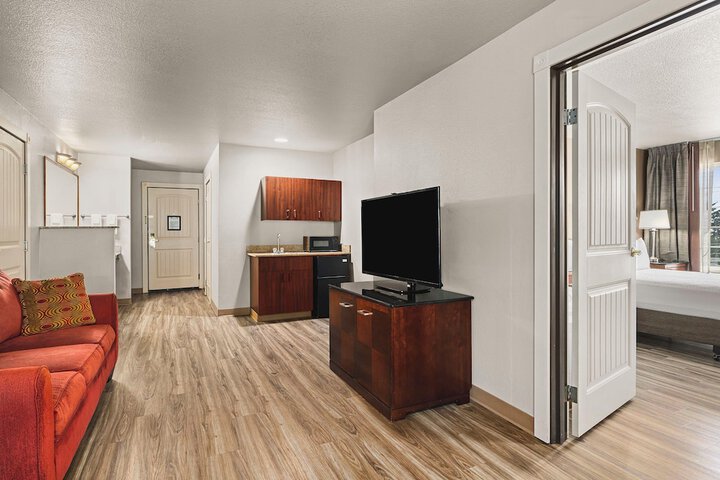 The Ashley Inn & Suites
