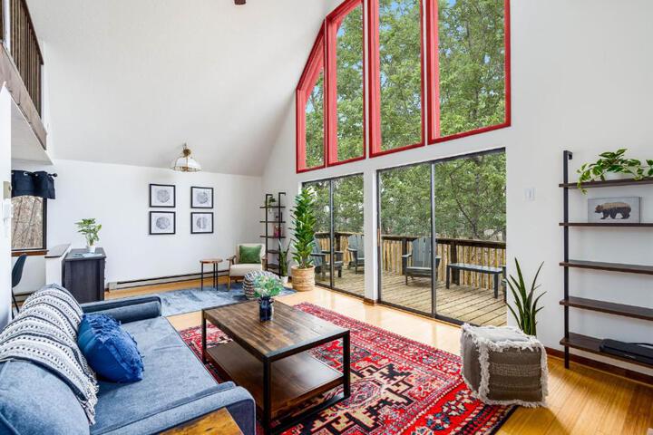 Modern Chalet w Hot Tub Large Deck, Grill & WiFi