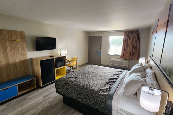 Room 8 of 12