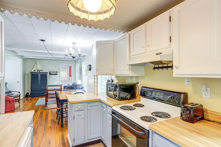 Walk to Lake: Historic Lakeside Marblehead Cottage