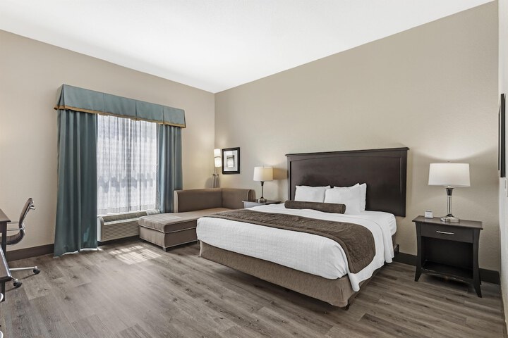Best Western Plus Chain of Lakes Inn & Suites
