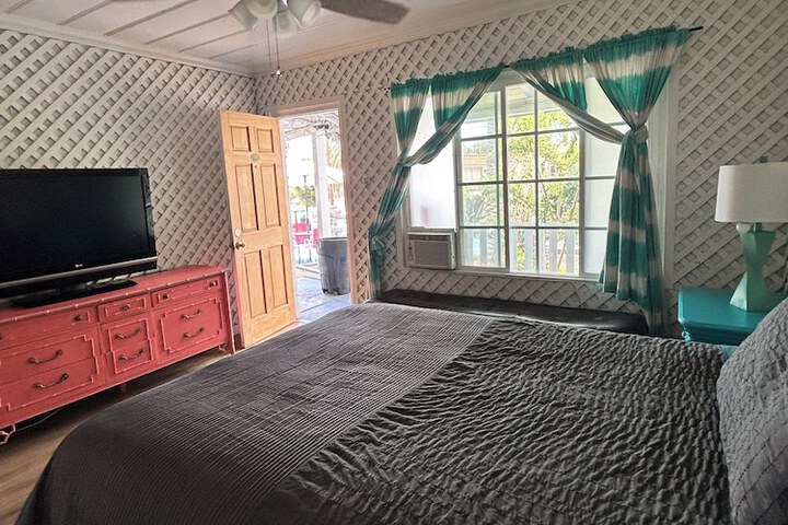 Room 33 of 65