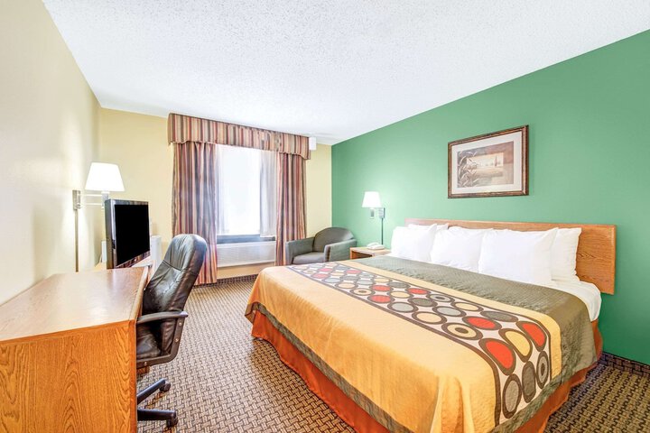 Room 7 of 18