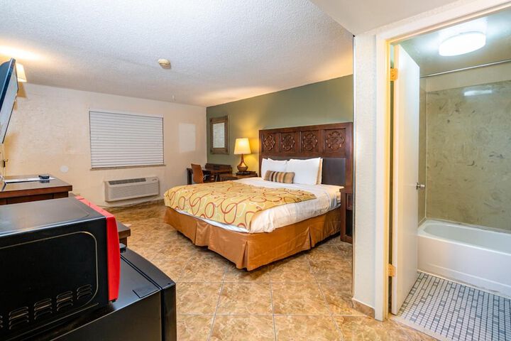 Room 10 of 28