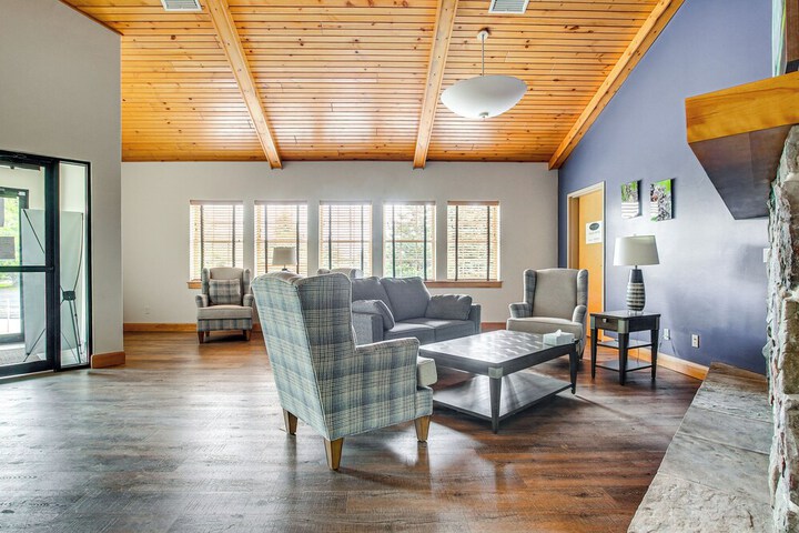 Door County Townhome: Pool Access 1 Mi to Beach!