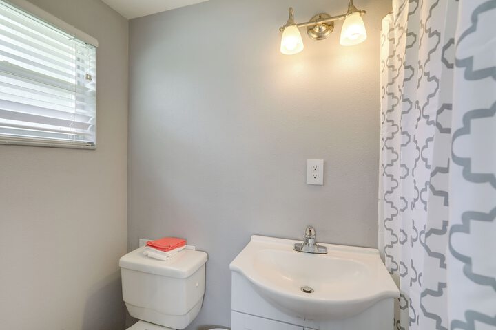 Bright Pinellas Park Getaway w / Private Pool!