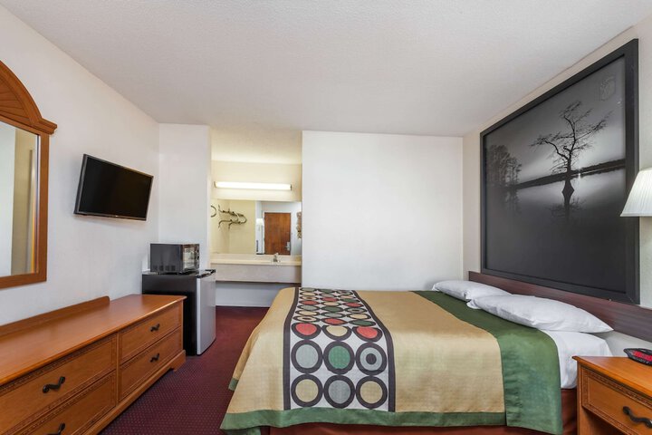 Room 13 of 18