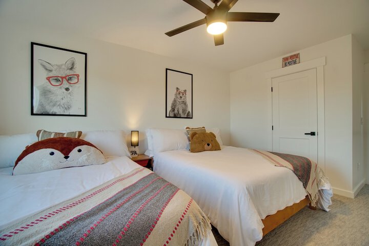 Modern Donnelly Cabin w / Private Hot Tub