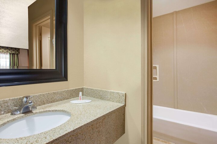 Room 4 of 15