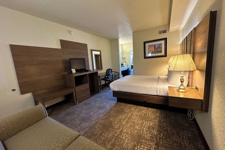 Mackinaw Beach & Bay Inn & Suites