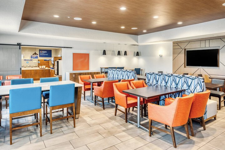 Holiday Inn Express & Suites Green Bay East by IHG
