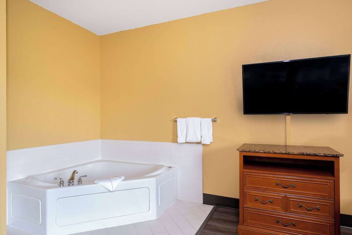 Super 8 by Wyndham Salisbury