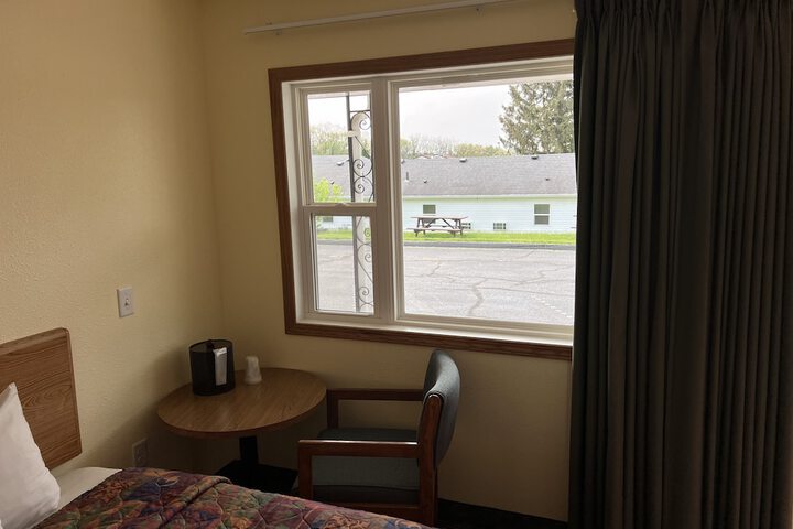 Room 251 of 443