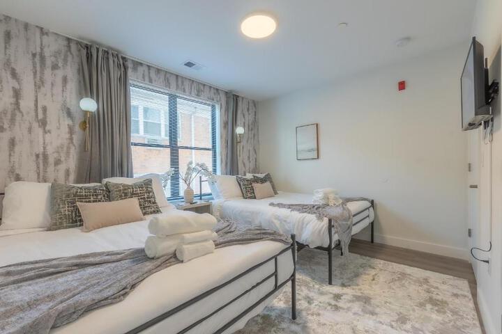 Opulence in Olive with Free Parking plus EV Plug 2 BR 2 baths Suite, 5 beds and Sleeps 8