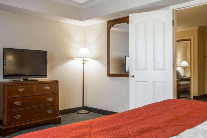 Clarion Inn & Suites at the Outlets of Lake George