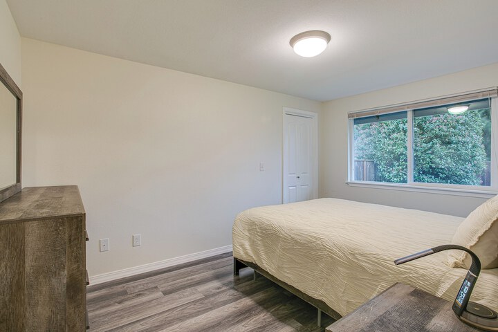 Modern Puyallup Townhome w / Backyard & Fireplace
