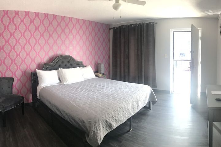 Room 26 of 77