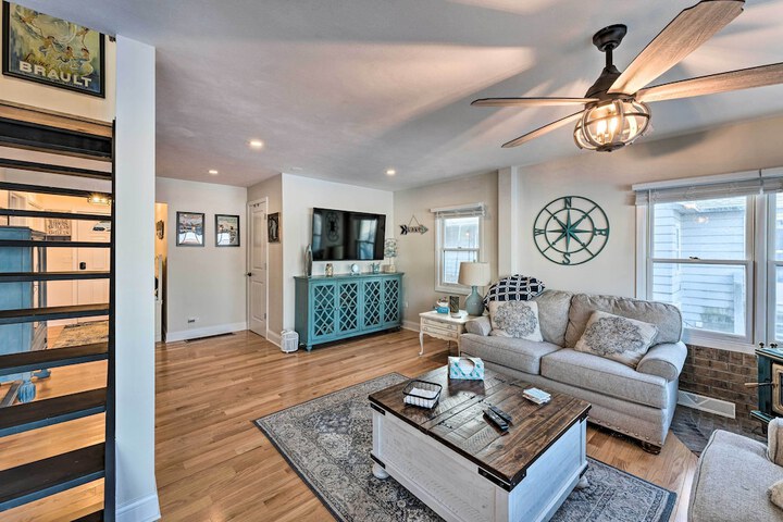 Lakefront Home w / Gorgeous Sunsets Kayaks, & Pier