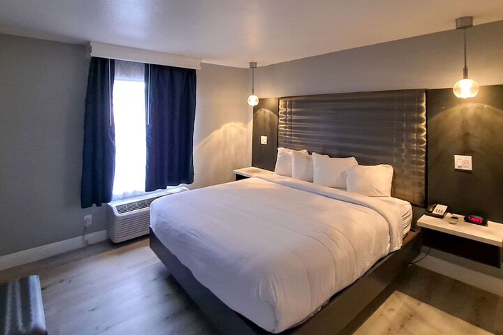 Room 10 of 12